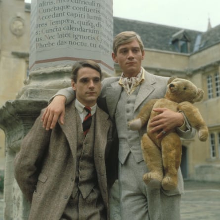 Jeremy Irons sebagai Charles Ryder, kiri, dan Anthony Andrews sebagai Sebastian Flight di Brideshead Revisited, 1981.