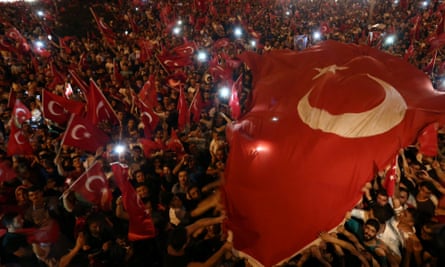 Erdoğan supporters wave flags in Istanbul