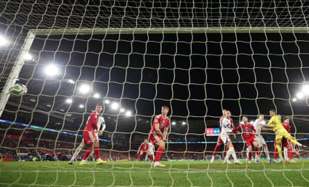 ويلز تعاني بعد أن فازت البوسنة والهرسك بركلات الترجيح لإنهاء آمالها في كأس العالم ويلز تعاني بعد أن فازت البوسنة والهرسك بركلات الترجيح لإنهاء آمالها في كأس العالم