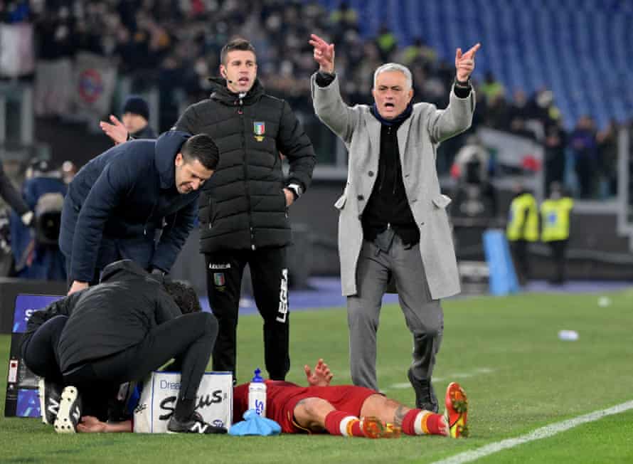 Roma manager José Mourinho reacts as Lorenzo Pellegrini receives medical attention.