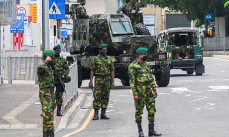 Kolombo'da bir kontrol noktasında askerler