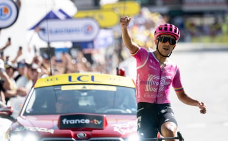 Richard Carapaz for EF Education Easy Post celebrates aft winning shape 18.
