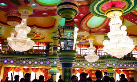 The ceiling of a mini-mansion ballroom in use in El Alto.