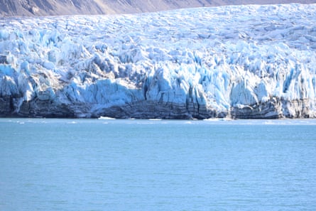 The Kangerluarsuup glacier, in a neighbouring fjord to Kangerlussuup glacier, shows layers of sediment incorporated into the ice