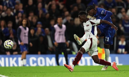 Noni Madueke scores Chelsea’s second goal under-pressure from Gael Ondoua of Servette.
