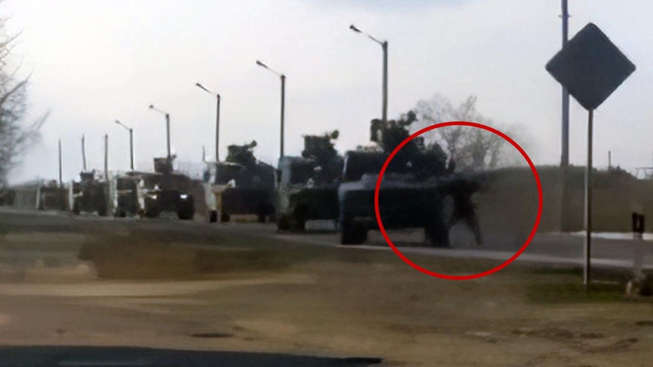 Video shows Ukrainian ‘Tank Man’ trying to block Russian Military Convoy Video shows Ukrainian ‘Tank Man’ trying to block Russian Military Convoy