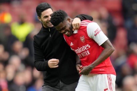 Mikel Arteta puts his arm around Thomas Partey