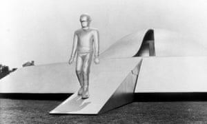 A robot walks out of a flying saucer