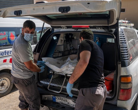 Ένας νεκρός μεταφέρεται στο νεκροτομείο στο νοσοκομείο Al Najda στις 19 Ιουνίου 2026 στη Nabatieh του Λιβάνου.