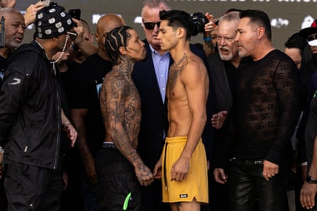 Ryan Garcia (kanan) dan Gervonta Davis berhadapan setelah timbang badan mereka di T-Mobile Arena di Las Vegas pada hari Jumat.