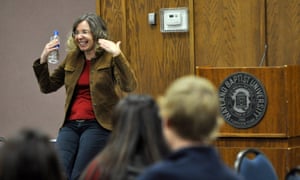 Katharine Hayhoe fala sobre a mudança climática a alunos e professores em Wayland Baptist University, em Plainview, Texas.