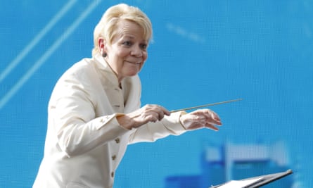 Marin Alsop gesturing as she conducts