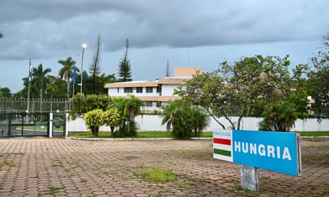 sign saying 'hungria' outside a white building