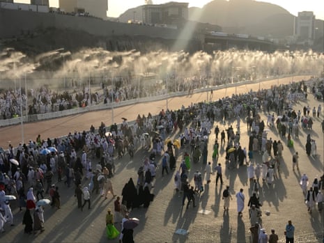 During the Islamic Hajj pilgrimage in Saudi Arabia this year, water spray cooling systems were set up along the roads.