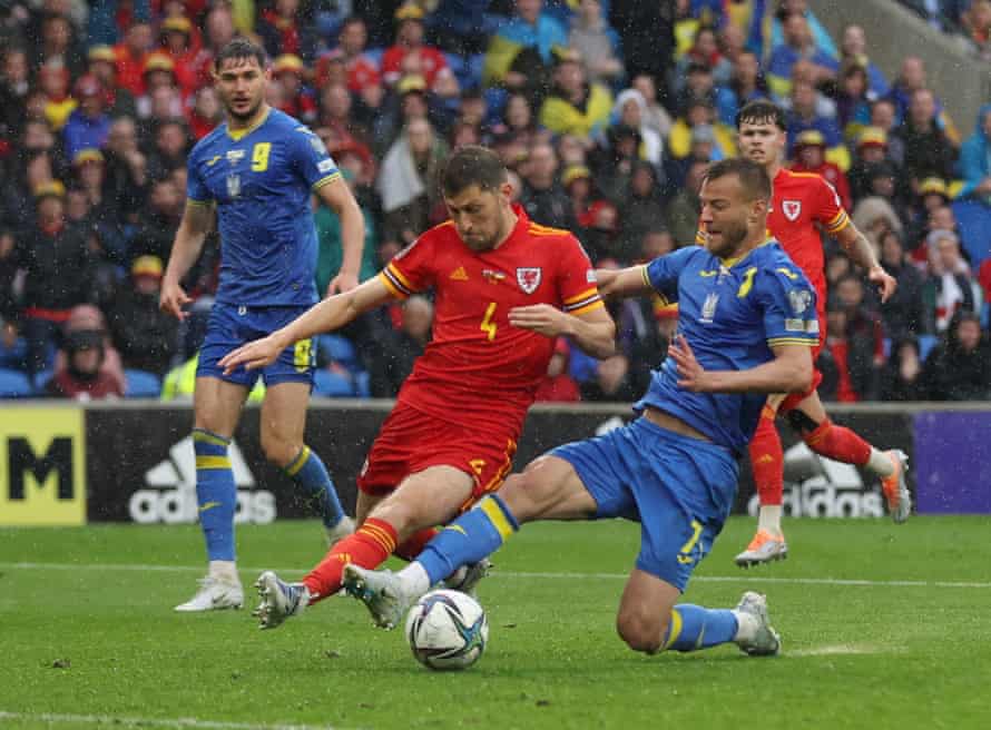 Ben Davies del Galles in azione.