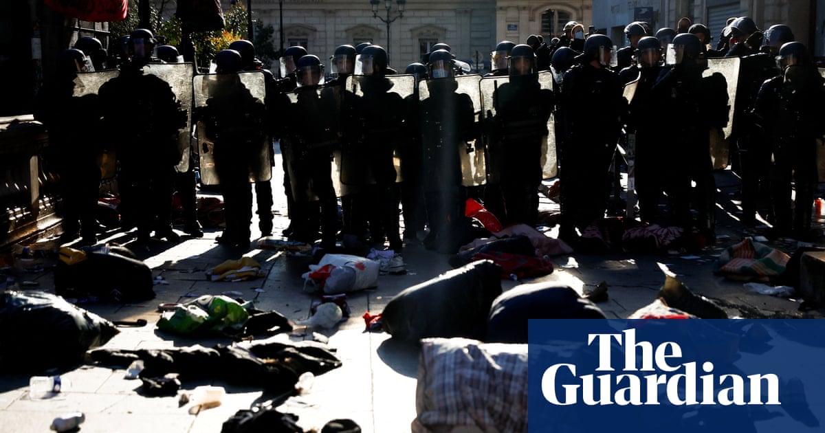 Police evict over 400 young people occupying Paris cultural centre