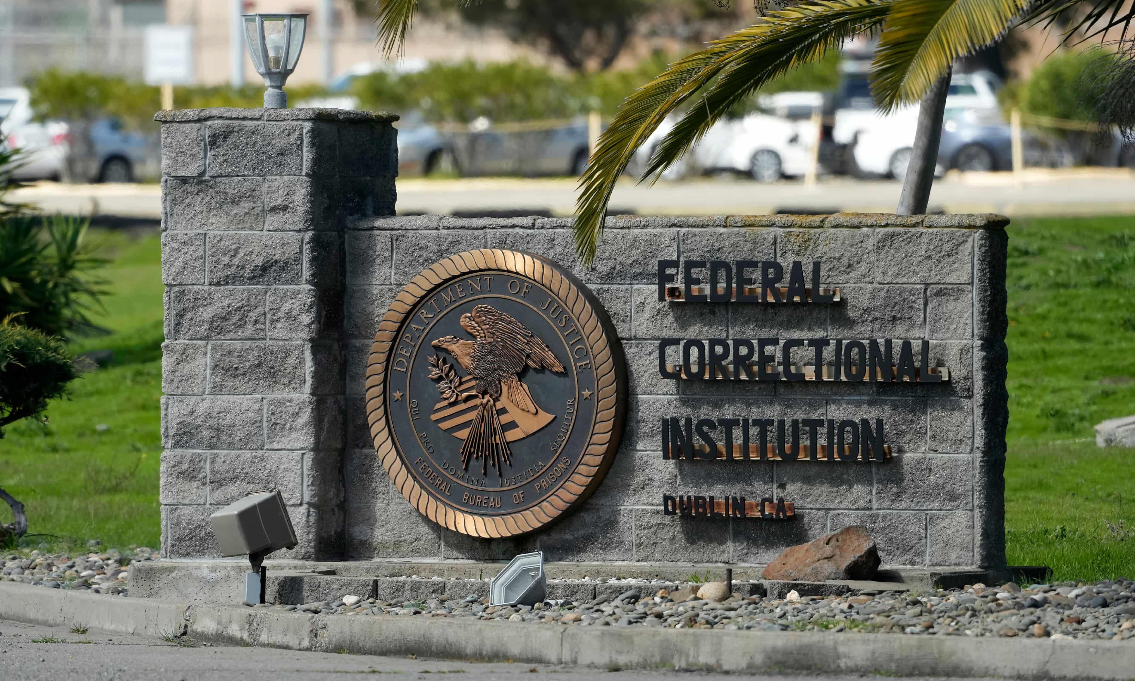 US shuts down prisons amid scrutiny over sexual abuse and crisis of suicides (theguardian.com)