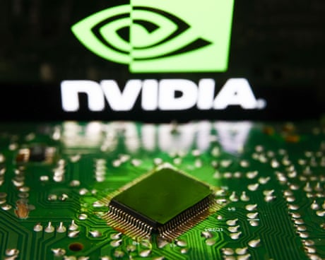 El logotipo de Nvidia en la pantalla de un teléfono y un microchip