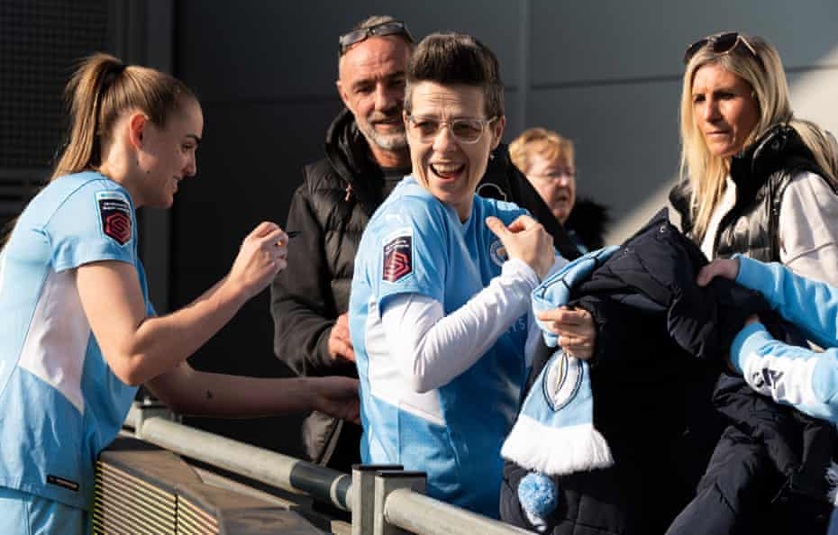 A City fan has their shirt signed by Manchester City's Georgia Stanway.
