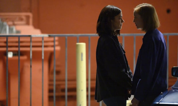 Hannah Einbinder and Lorenza Izzo in Hacks