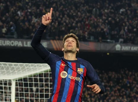 Barcelona 2-2 Manchester United: Europa League knockout round playoff, first leg – live reaction | Europa League 8 Marcos Alonso scores for Barcelona!