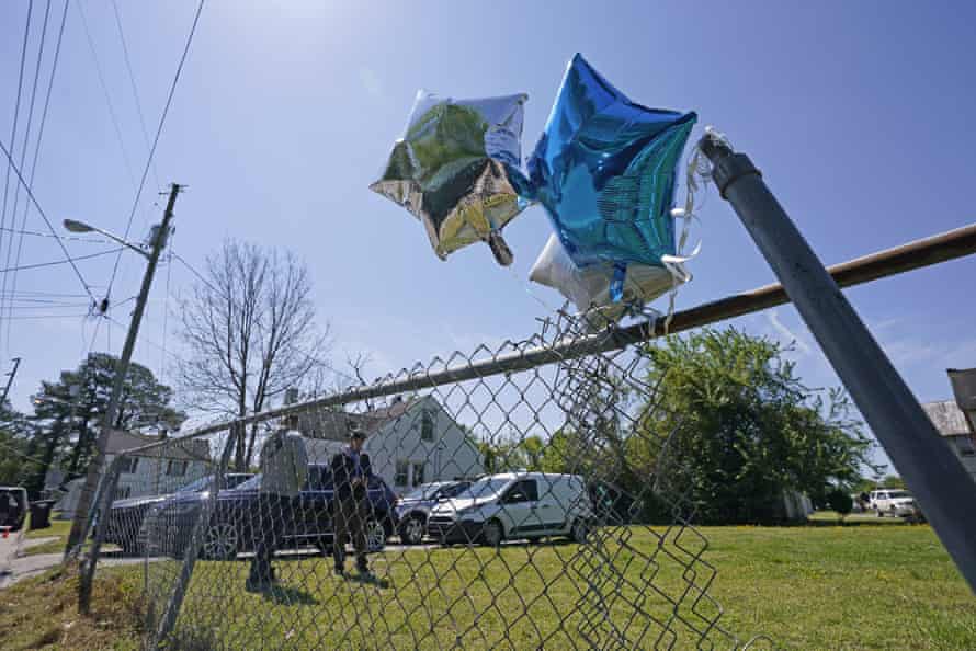 Se ven globos atados a una cerca en Elizabeth City, Carolina del Norte, en la escena donde Andrew Brown fue asesinado.