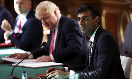 Rishi Sunak (R) with Boris Johnson at a cabinet meeting.