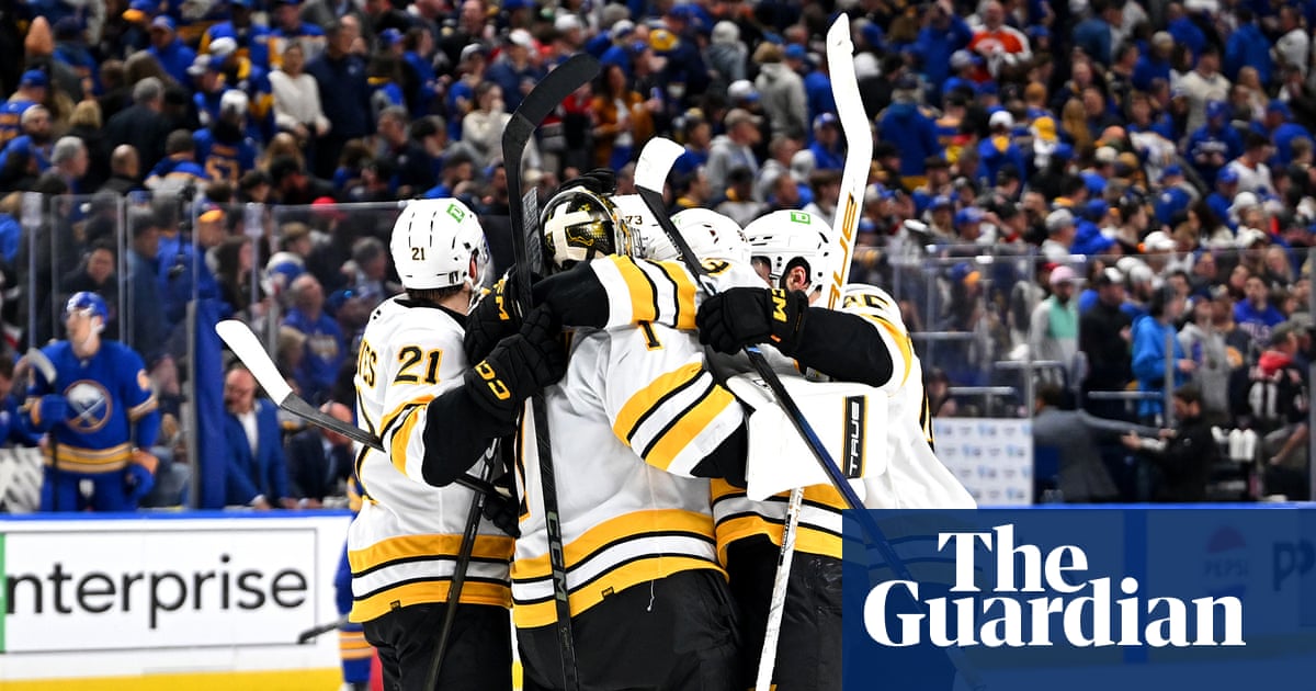 Thousands of US hockey fans sing Canadian anthem amid tensions between neighbor countries