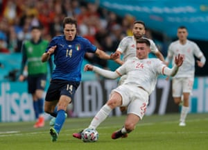 The Italian Federico Chiesa is dispossessed by the Spaniard Aymeric Laporte.