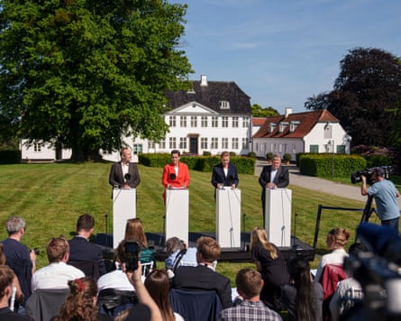 A press conference in the garden of a mansion