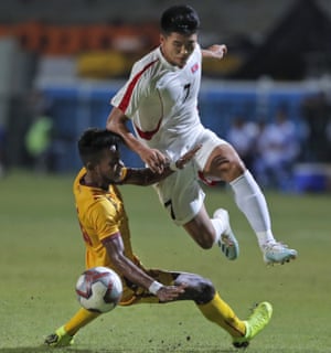 La canción de Han Kwang salta sobre Manaram Perera de Sri Lanka durante la victoria de Corea del Norte por 1-0 la semana pasada.
