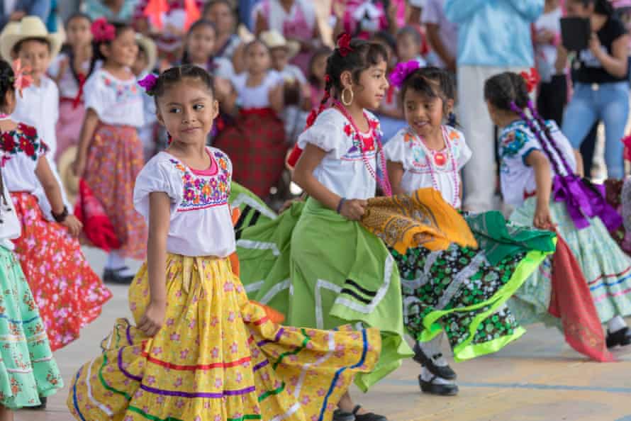 Niños con trajes tradicionales en Oaxaca, México.