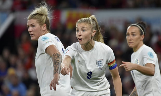 Leah Williamson dengan Millie Bright dan Lucy Bronze selama pertandingan Inggris melawan Austria