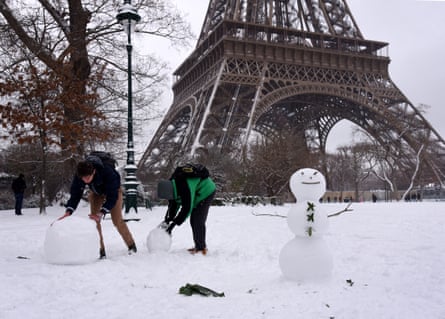 Tourists in front of the Eiffel Tower in Paris