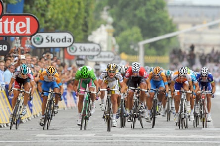 Mark Cavendish wins the sprint on the Champs-Élysées in 2010