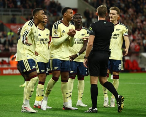 Arsenal players react after referee John Brooks awarded Sunderland a penalty .