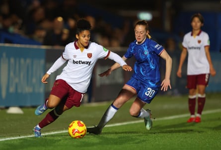 Shekiera Martinez dribbles distant from Chelsea’s Keira Walsh.