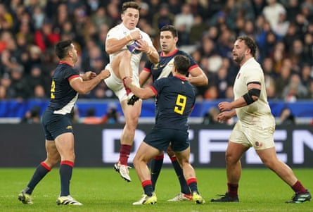 England’s Henry Arundell catches the ball and is challenged by Argentina’s Tomas Cubelli and Julián Montoya (left) during the 2023 Rugby World Cup
