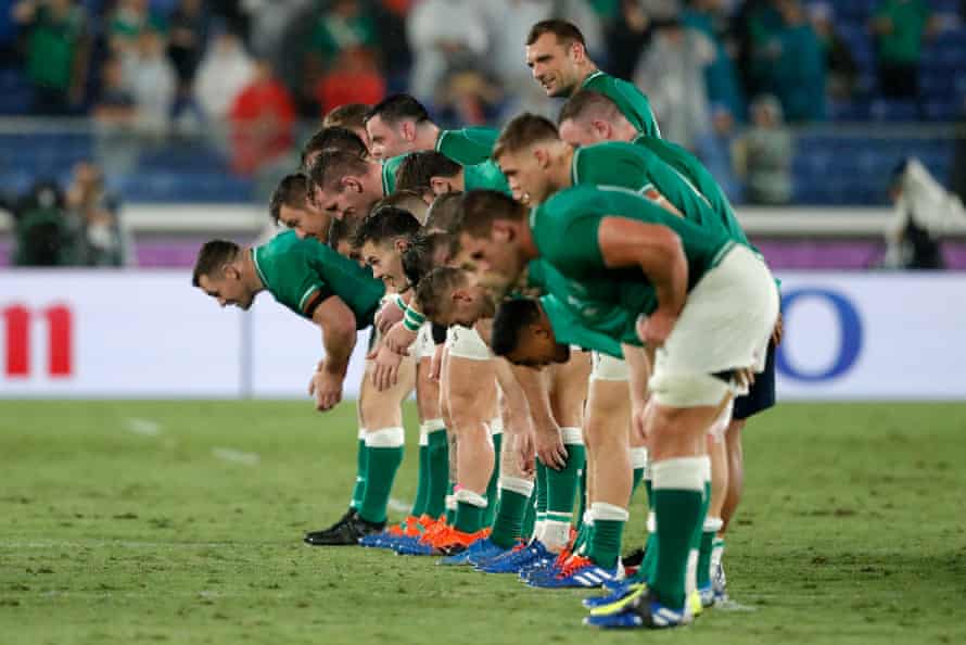 Ireland players bow to applaud fans after their 27-3 victory over Scotland.
