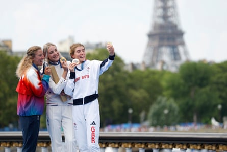 The three women’s medallists Cassandre Beaugrand, Julie Derron and Beth Potter take a selfie on the podium