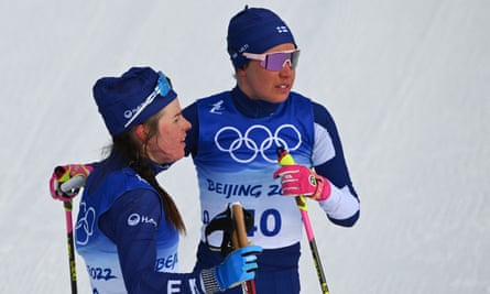 Krista Pärmäkoski (left) speaks with Kerttu Niskanen after the women’s 10km classic.