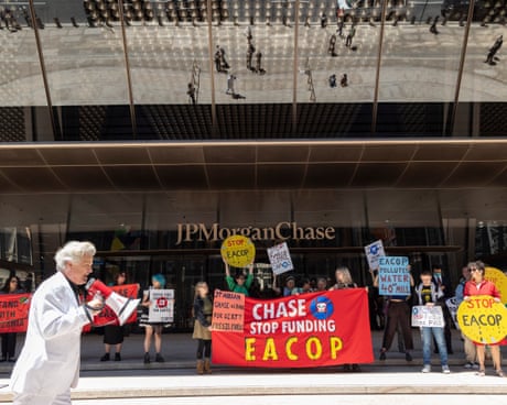 World’s largest banks pledged $906bn to fossil fuel companies in ‘unfathomable’ increase in 2025, report finds