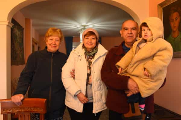 Katerina, une institutrice à la retraite, sa fille Olga, une institutrice primaire, le mari d'Olga, Faig Budagov, un policier à la retraite, et la fille d'Olga et de Fiag, Alisa, dans leur nouvelle maison espagnole.