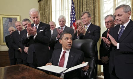 Obama is applauded by retired senior military leaders and Joe Biden after signing an executive order closing the prison at Guantánamo Bay.