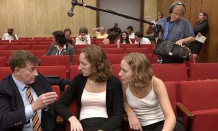 Michael Peterson with Margie, centre, and Martha Ratliff during his 2003 murder trial, with documentarian Yves Grasso in the background.
