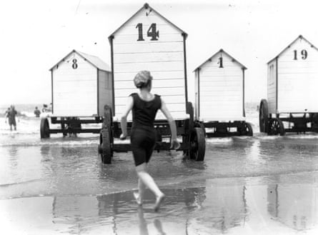 Bathing huts on wheels in the 19th century