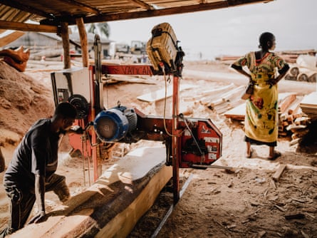 Cidades flutuantes de troncos: poderão os “pulmões de África” sobreviver à sua exploração?