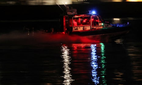 Łódź poszukiwawczo-ratunkowa płynie wzdłuż rzeki Potomak w pobliżu miejsca katastrofy po tym, jak samolot American Eagle o numerze lotu 5342 zderzył się ze śmigłowcem podczas zbliżania się do lotniska im. Ronalda Reagana w Waszyngtonie i rozbił się w rzece Potomak, poza Waszyngtonem, USA, 29 stycznia 2025 r. REUTERS/Carlos Barria