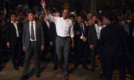 US President Barack Obama waves after eating dinner at Bun cha Huong Lien with Anthony Bourdain in Hanoi.