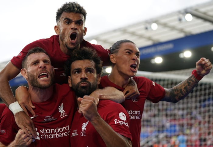 Mohamed Salah (centro) del Liverpool celebra marcar el segundo gol del partido de su equipo con James Milner (izquierda) y Darwin Núñez.